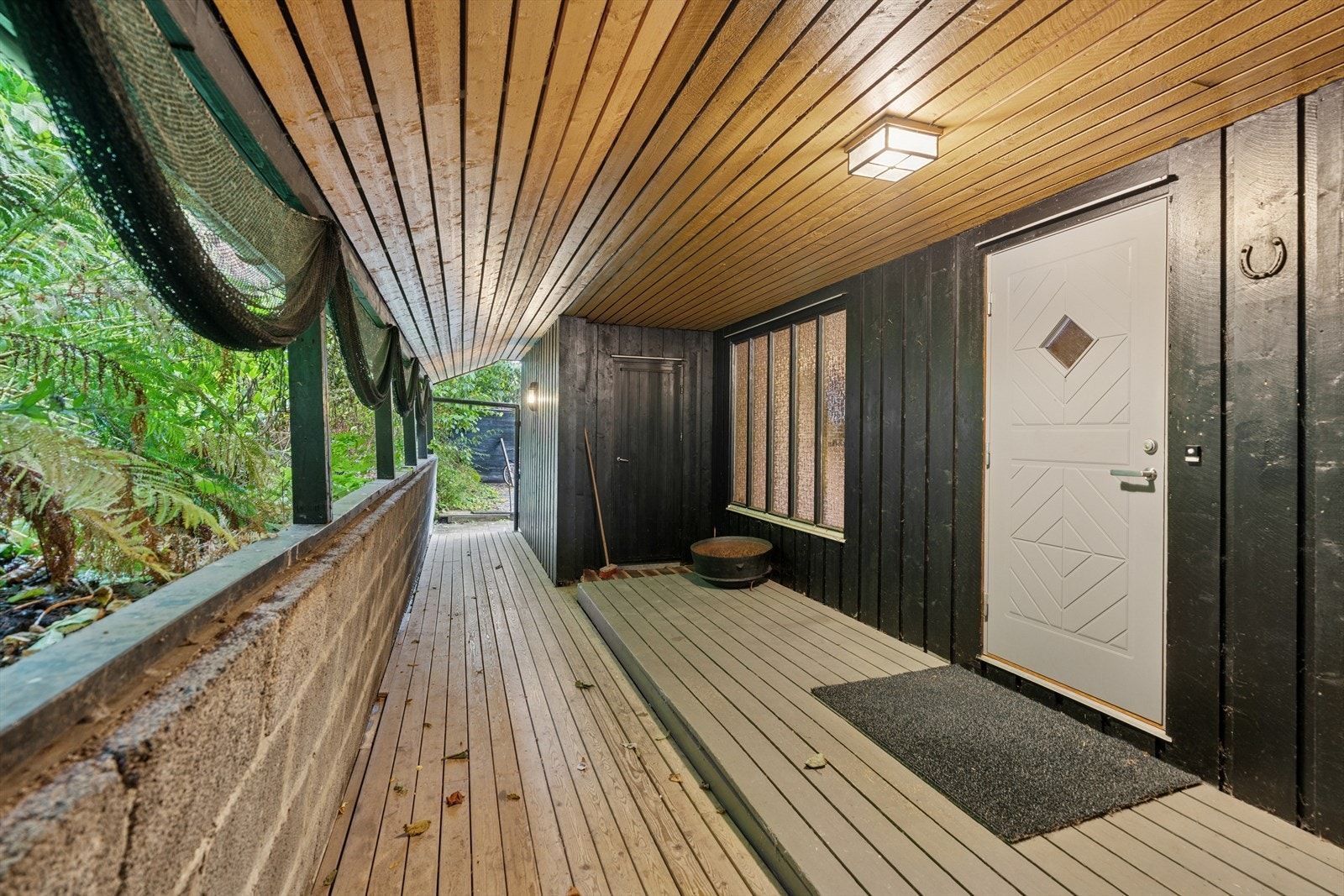 Hoveddelens inngangsparti er overbygget og godt skjermet for vær. Galleribilde