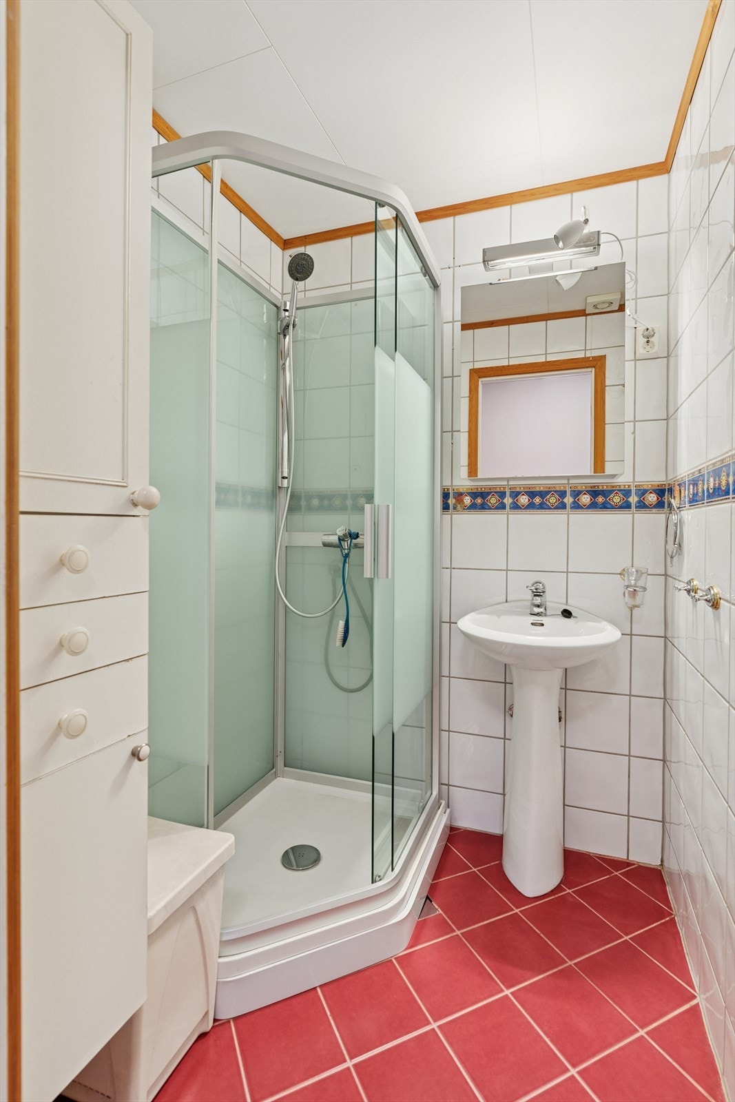 Badet er opplyst å være oppusset på tidlig 2000-tallet. Det er flislagte overflater, gulvvarme og badet er innredet med søyleservant og dusjkabinett. Galleribilde