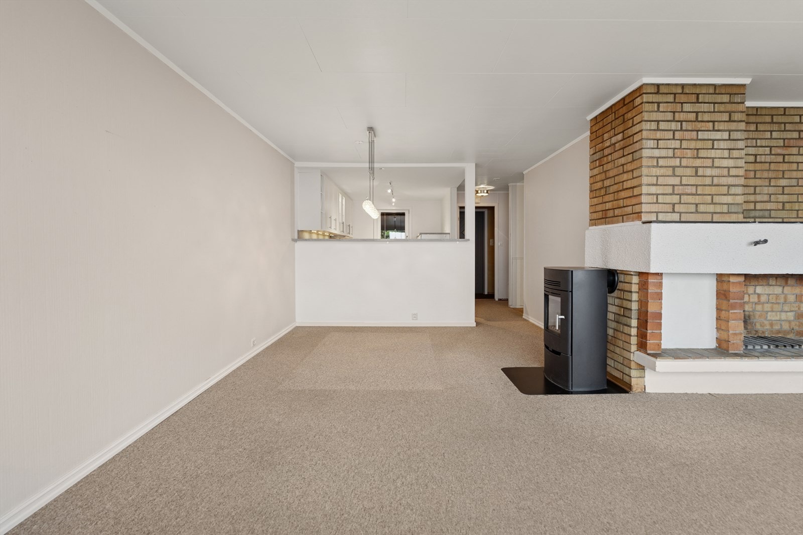 Kjøkkenet ligger i delvis åpen løsning mot stuen. Galleribilde