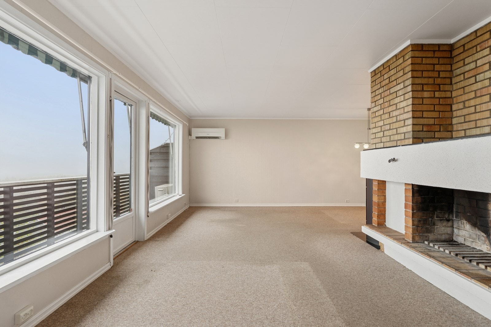 Lys og usjenert stue med gode møbleringsmuligheter i 1. etasje. Galleribilde