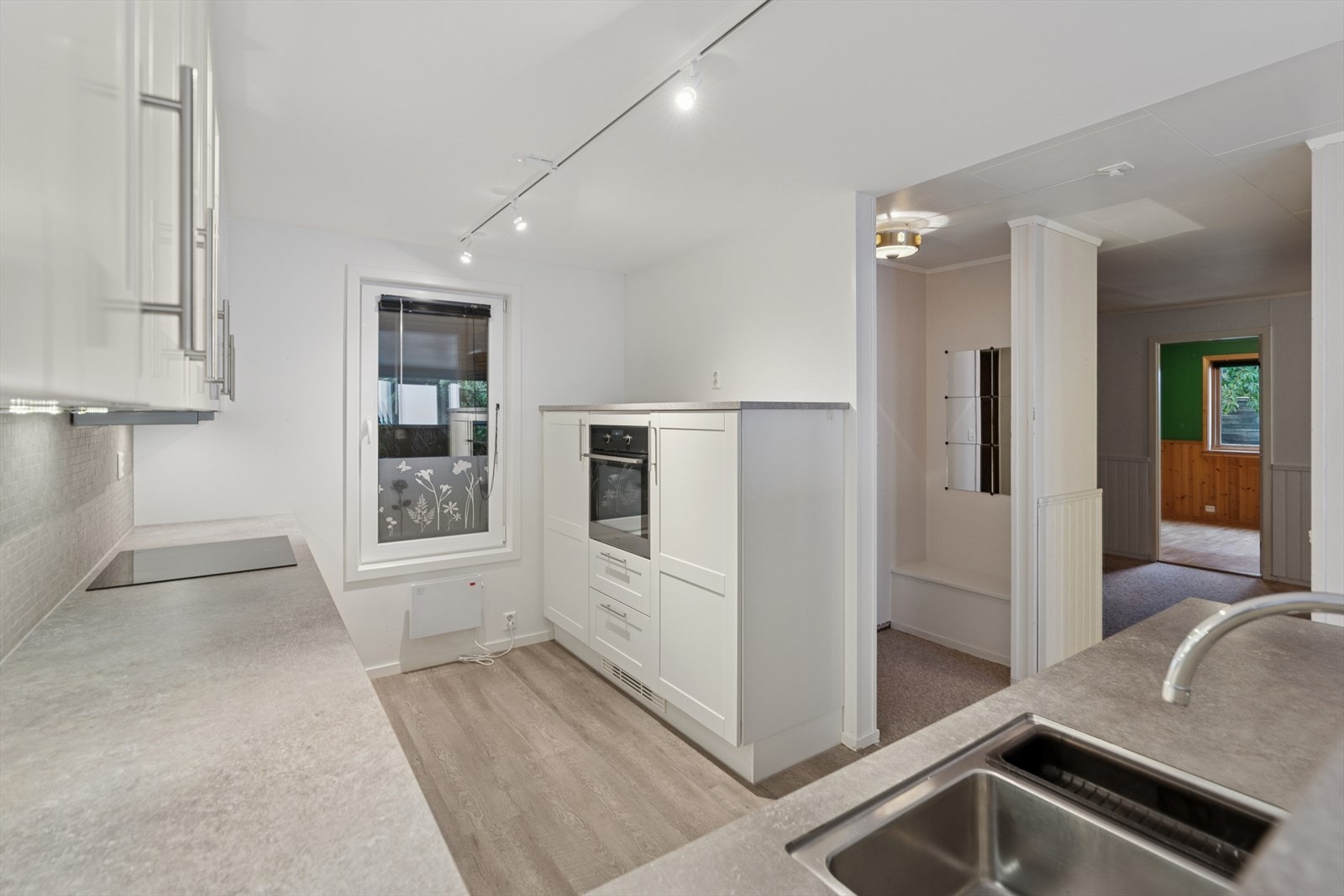 Kjøkkenet har en HTH innredning fra 2015 med profilerte fronter og laminert benkeplate. Galleribilde