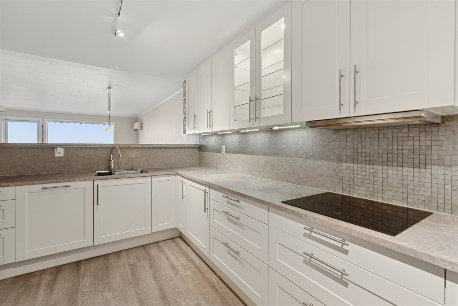 Hvitevarer som stekeovn, koketopp, oppvaskmaskin, frys og kjøleskap er integrert i innredningen. Galleribilde