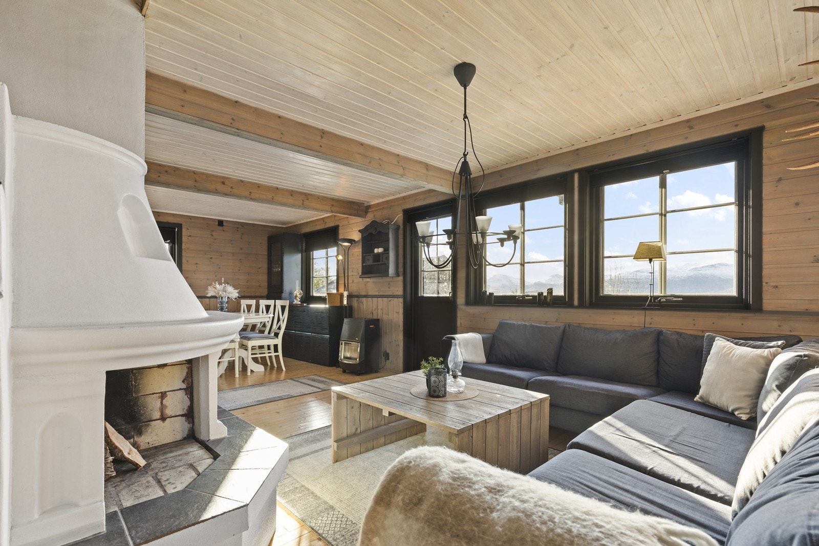 Store vinduer slipper naturen inn og gir hyggelig lys. Galleribilde