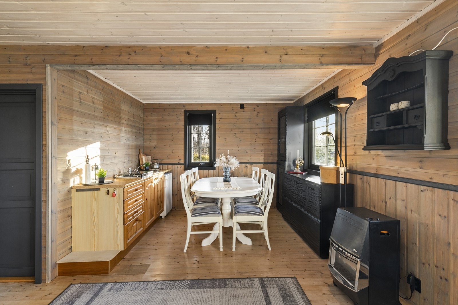 Praktisk kjøkken med gasskjøleskap og koketopp - alt du trenger er på plass. Galleribilde