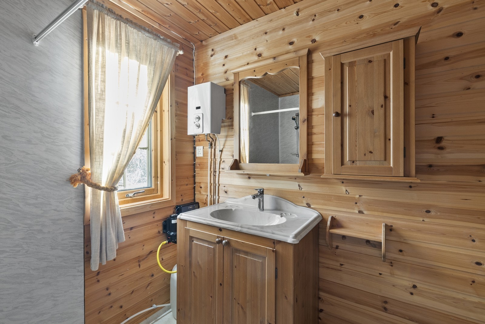 Det benyttes medbrakt vann. Spillvann går til tank under hytta. Galleribilde