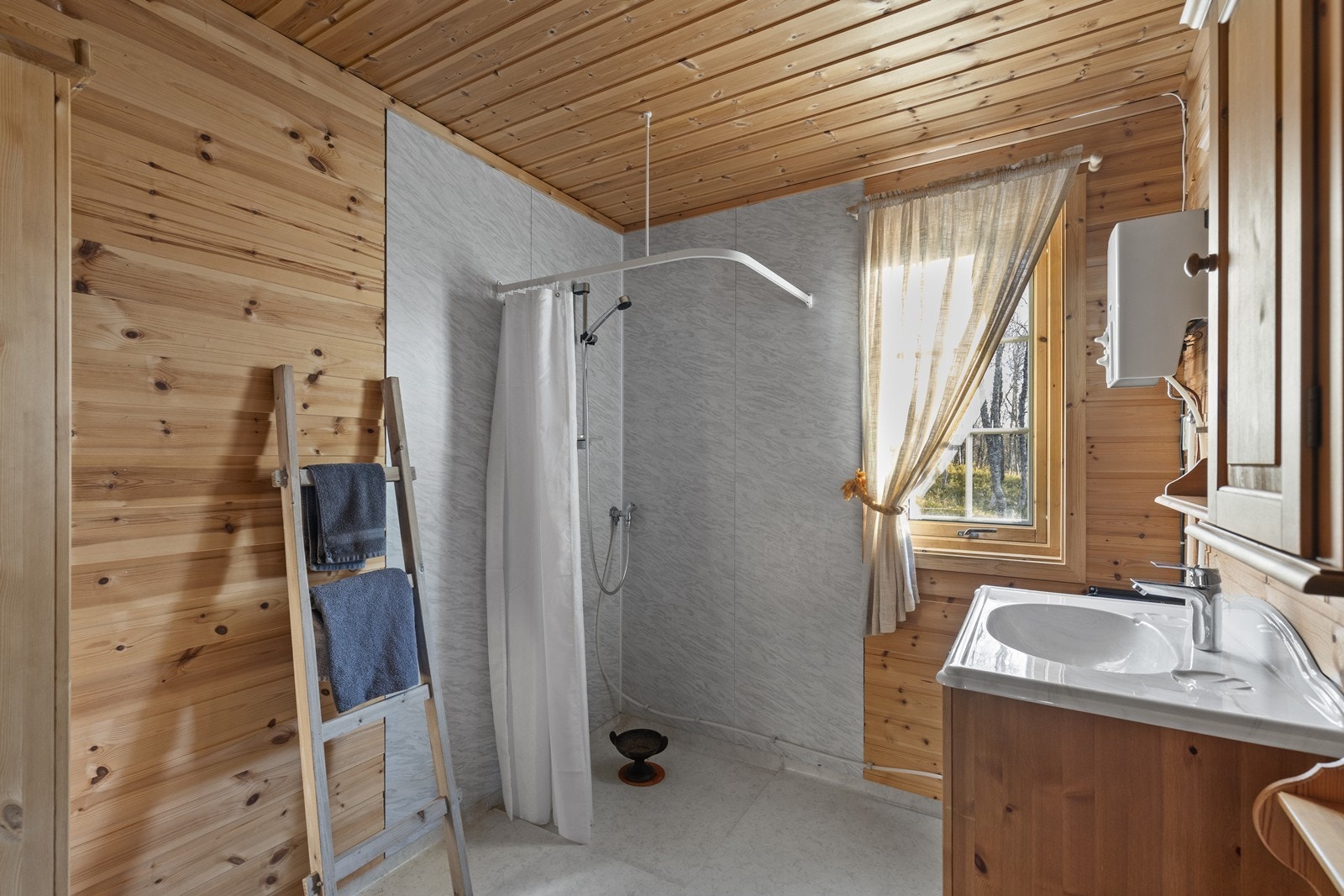 Bad med dusjløsning og enkel standard - akkurat som det skal være på hytta. Galleribilde