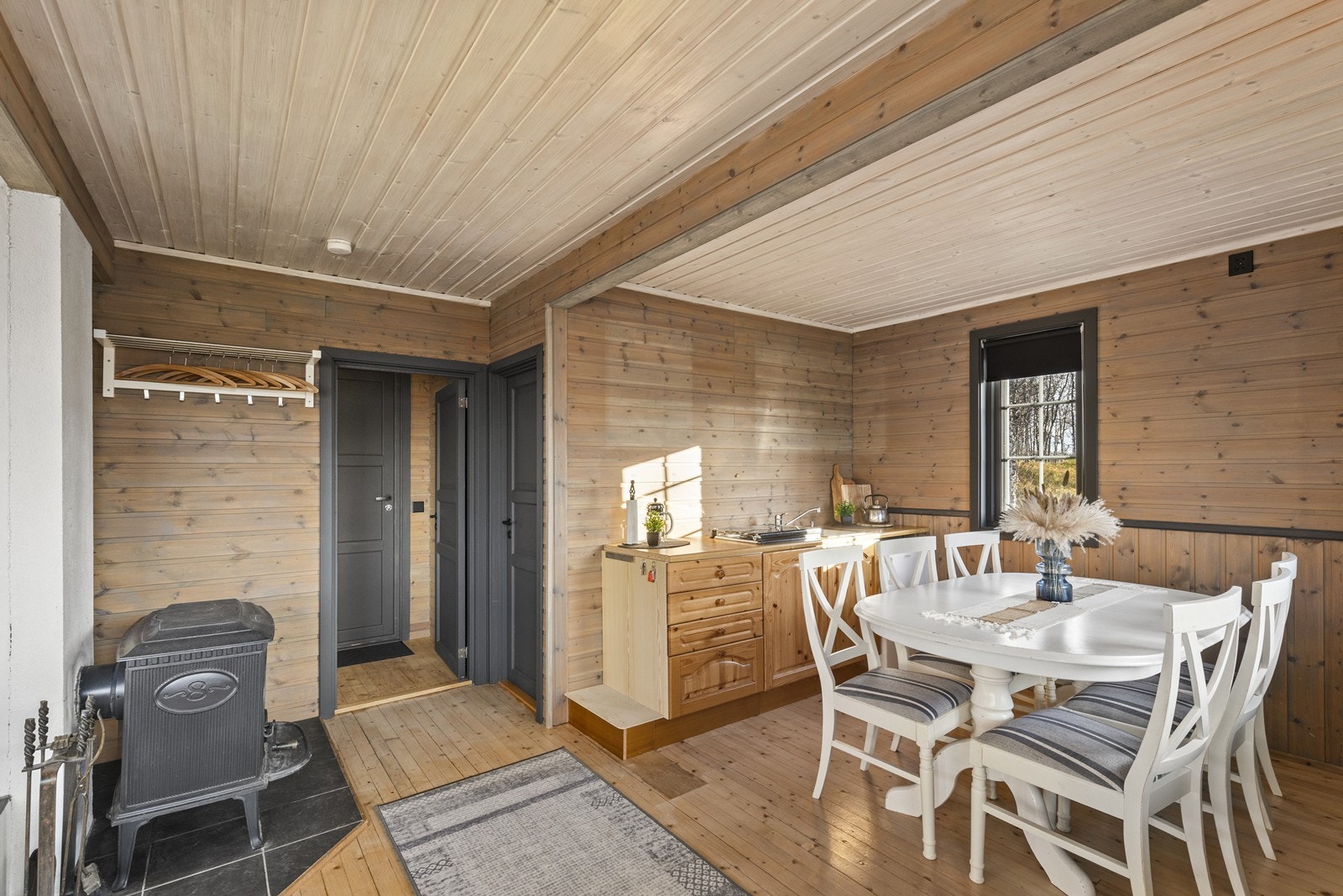 Hytta selges med alt innbo - her er det bare å flytte rett inn! Galleribilde