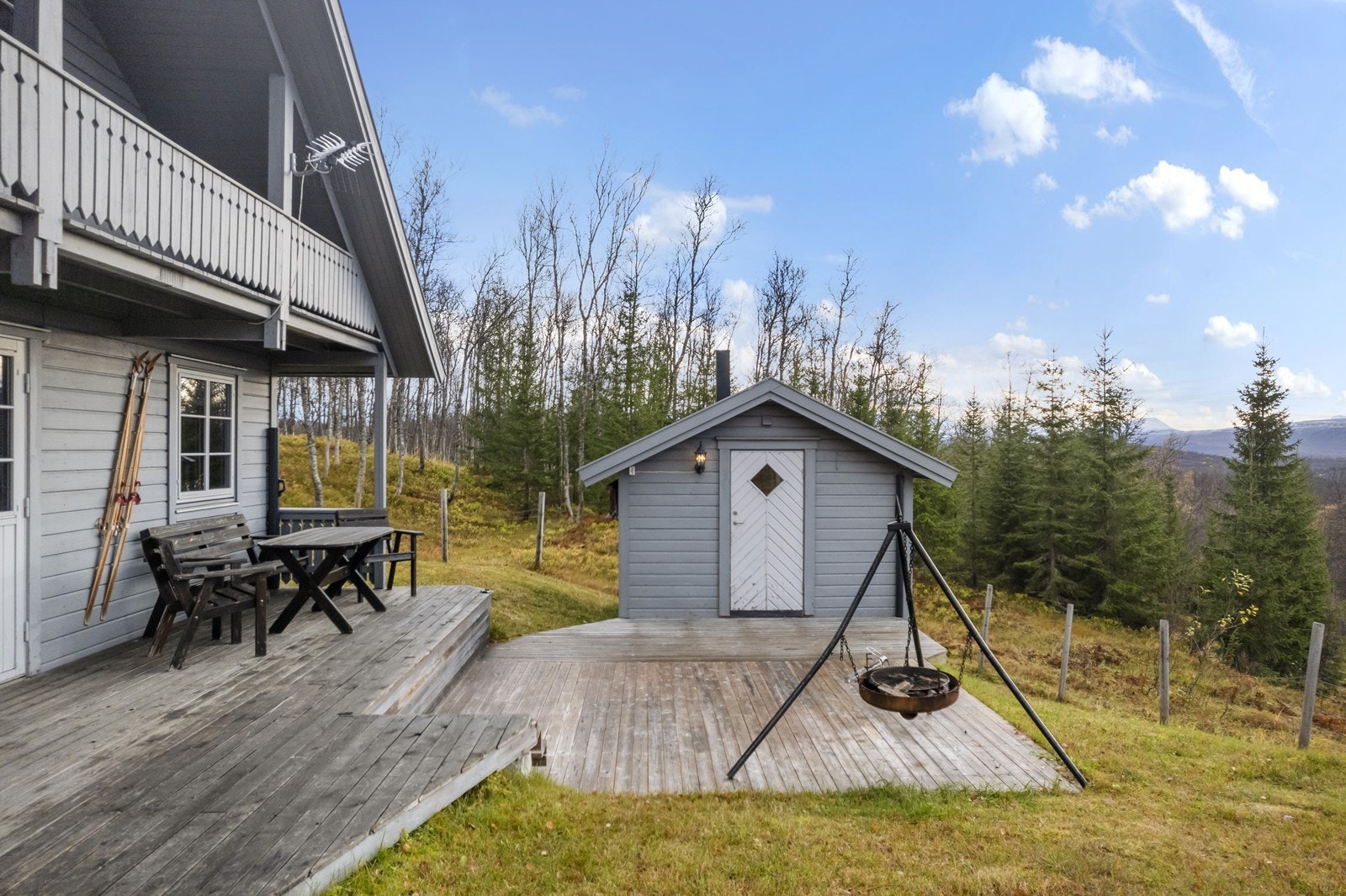 Stor og solrik terrasse med plass til både grilling og avslapning. Galleribilde
