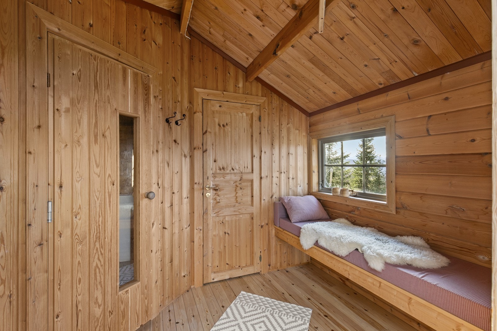 Annekset byr på badstue og utedo. Galleribilde