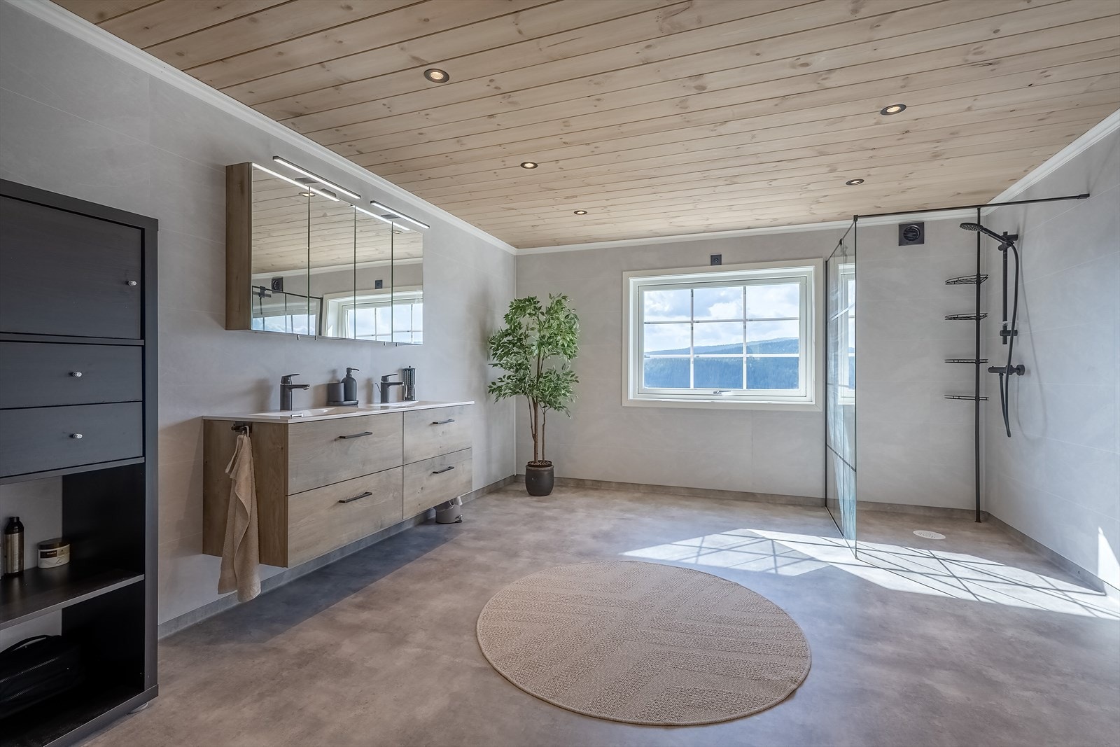 Bad (2. etasje) Skittetøyssjakt til vaskerom i 1. etasje Galleribilde