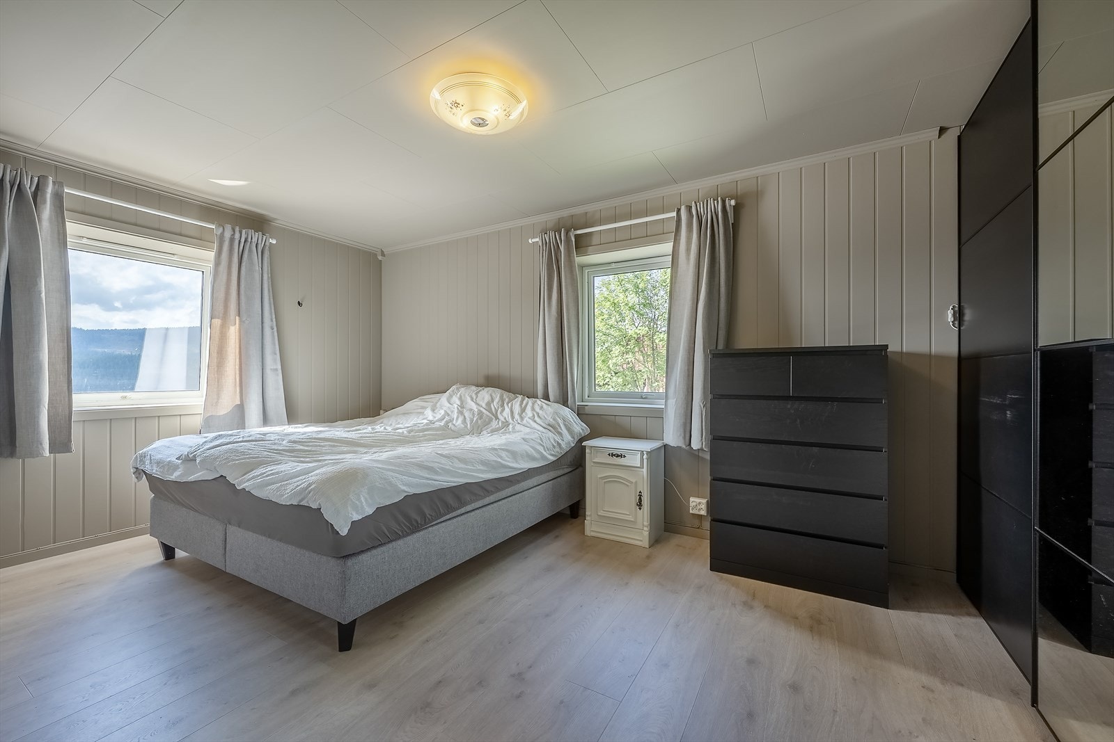 Hovedsoverom 1 (1. etasje) Stor skyvedørsgarderobe Galleribilde