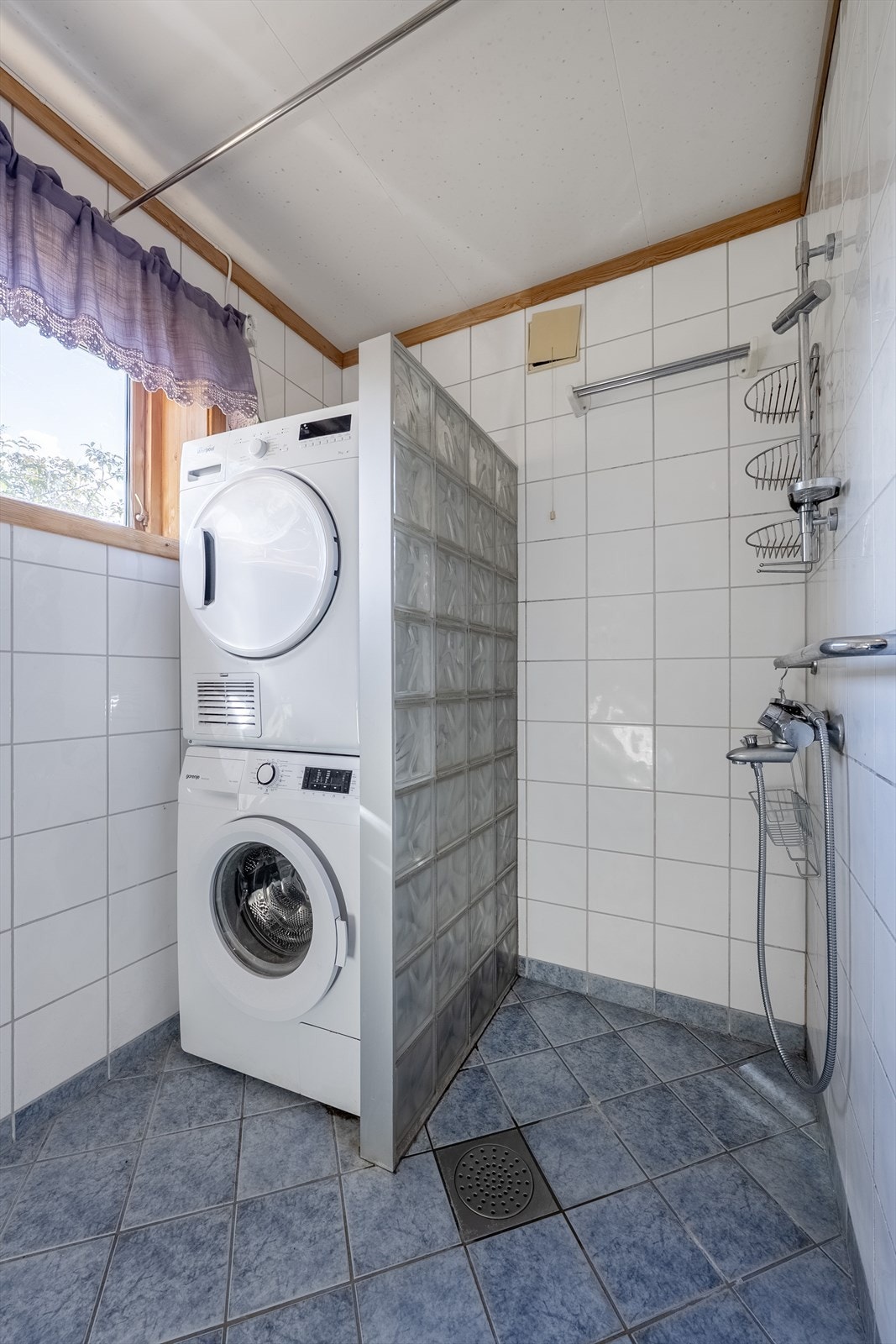 Vaskerom/bad (1. etasje) Galleribilde