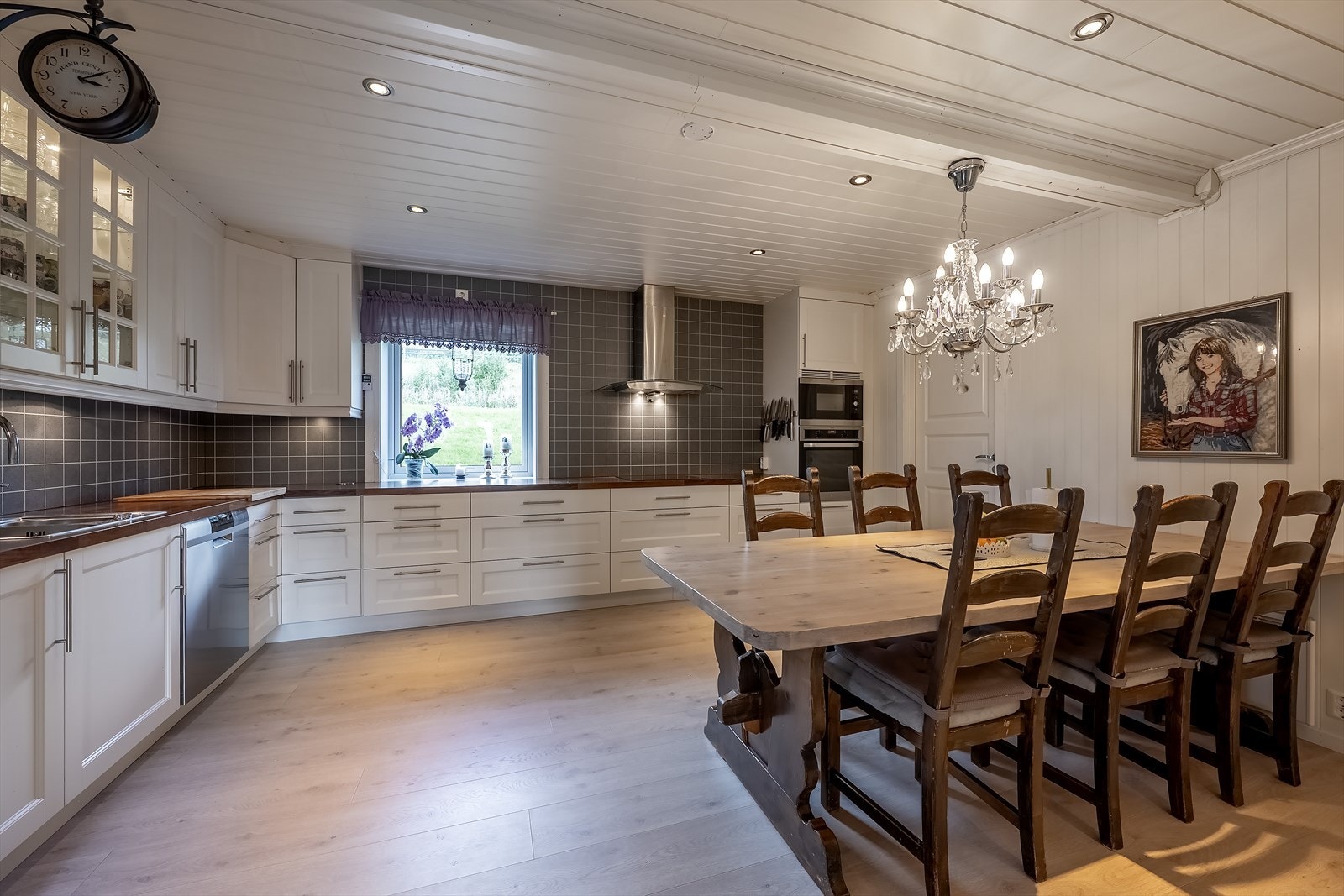 Kjøkken (1. etasje). Profilert kjøkkeninnredning fra Fossline. Integrerte hvitevarer. Galleribilde