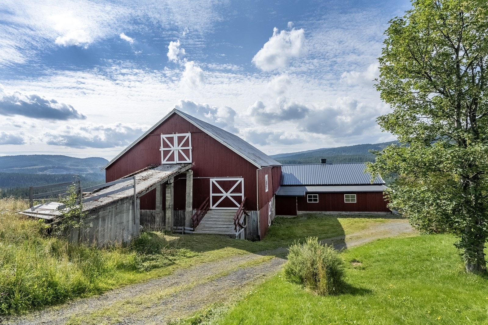 Fasade driftsbygning med låvebru Galleribilde