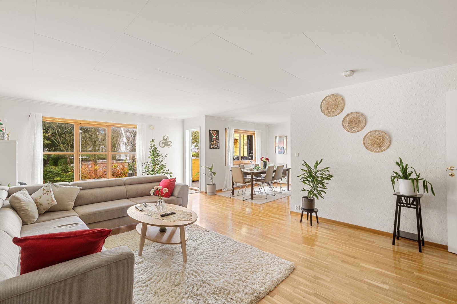 Lys og trivelig stue med store vindusflater. Galleribilde