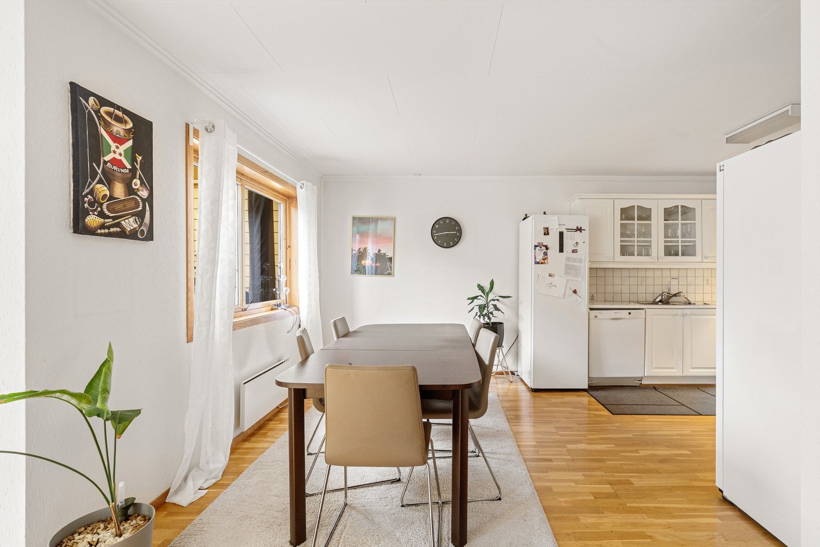 Kjøkkenet glir sømløst inn i stuen og legger til rette for et sosialt hjem. Galleribilde