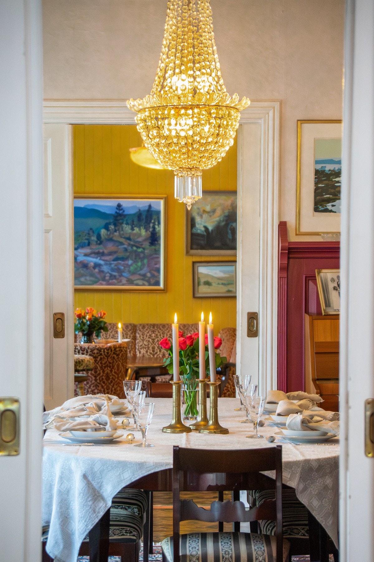 Stor og stemningsfull spisestue der alt ligger til rette for hyggelige måltider og tradisjonsrike julefeiringer. Lysekrone og originale detaljer setter en elegant ramme. Galleribilde