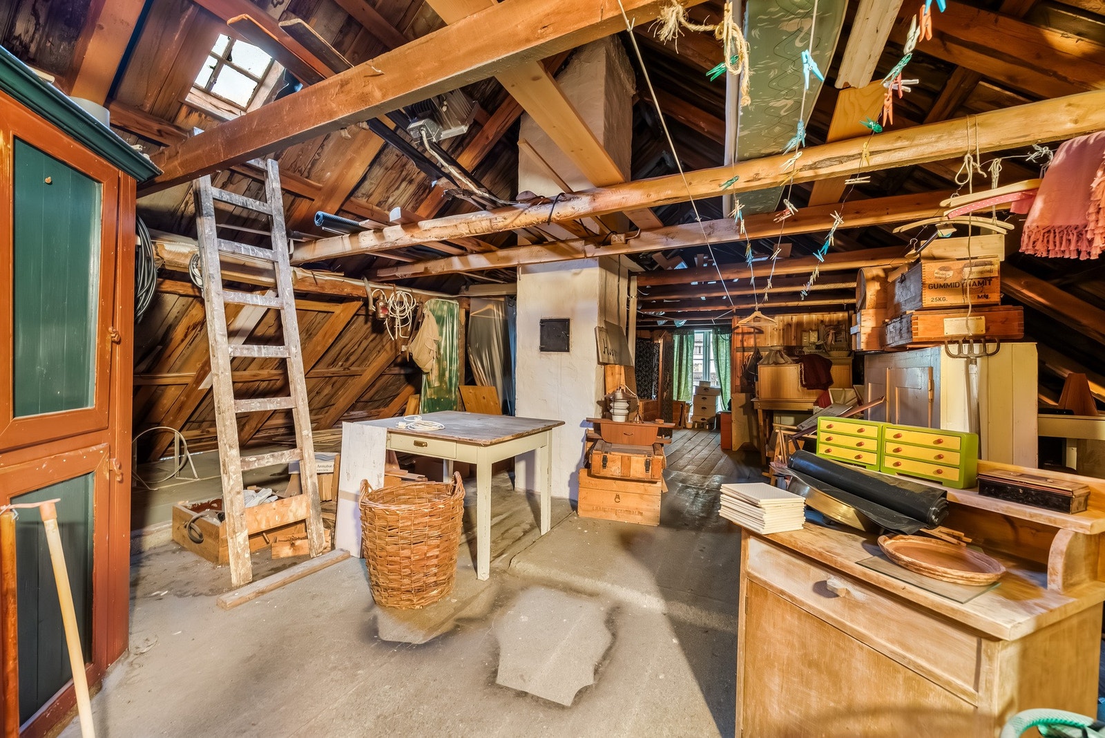 Stemningsfullt loft med synlige takbjelker og takvindu. Et rom med karakter og mange muligheter. Galleribilde