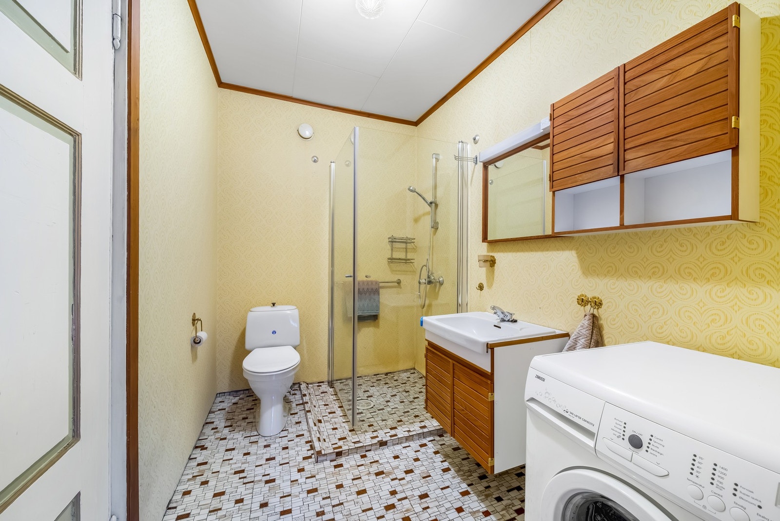 Praktisk baderom med varmekabler, praktiske løsninger og et lyst, klassisk uttrykk. Boligen inneholder totalt tre baderom. Galleribilde