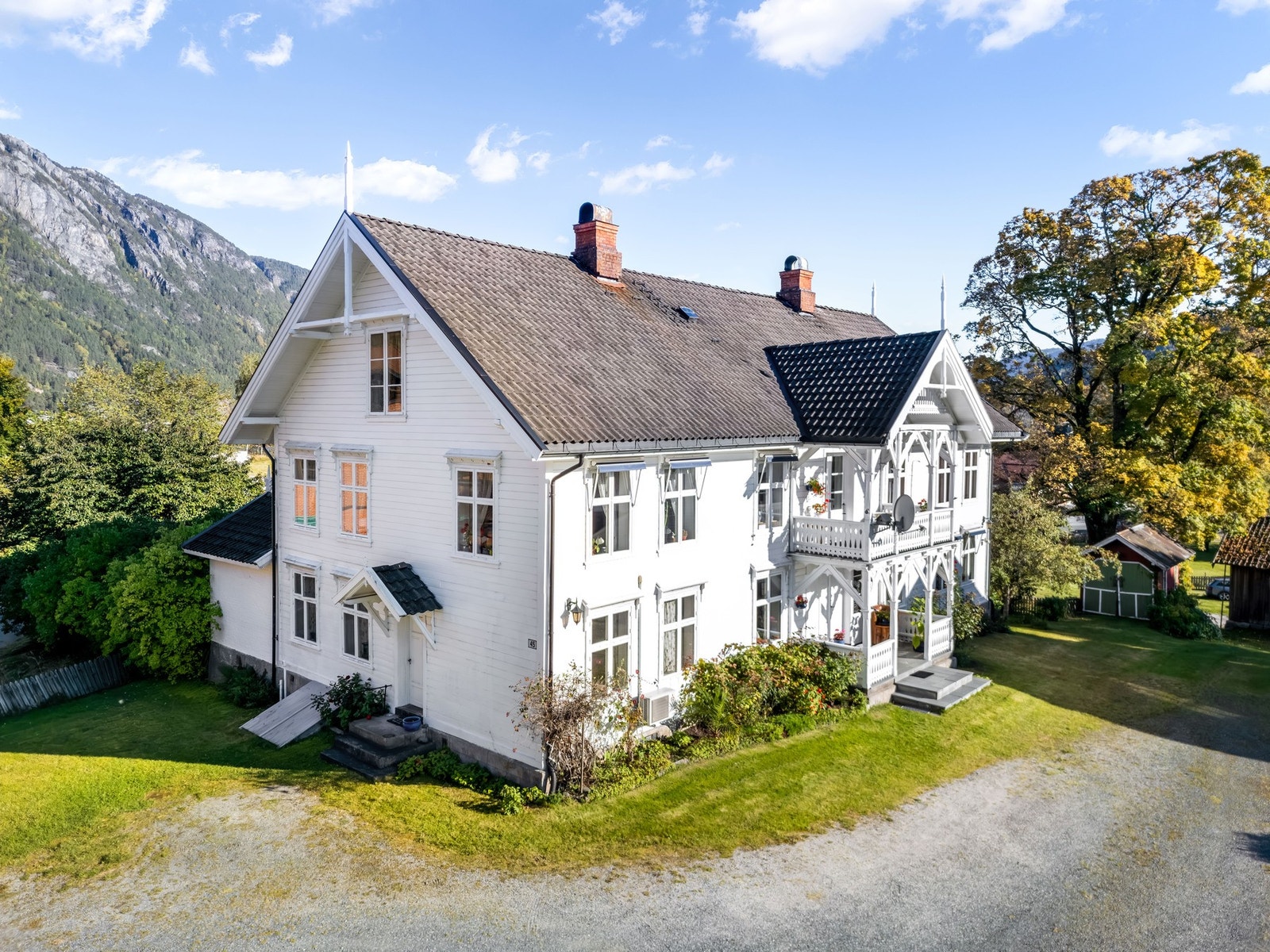 Herskapelig sveitservilla med imponerende fasade, vakre utskjæringer og parkmessig hage. En ærverdig eiendom med historie, sjel og en atmosfære som må oppleves. Galleribilde