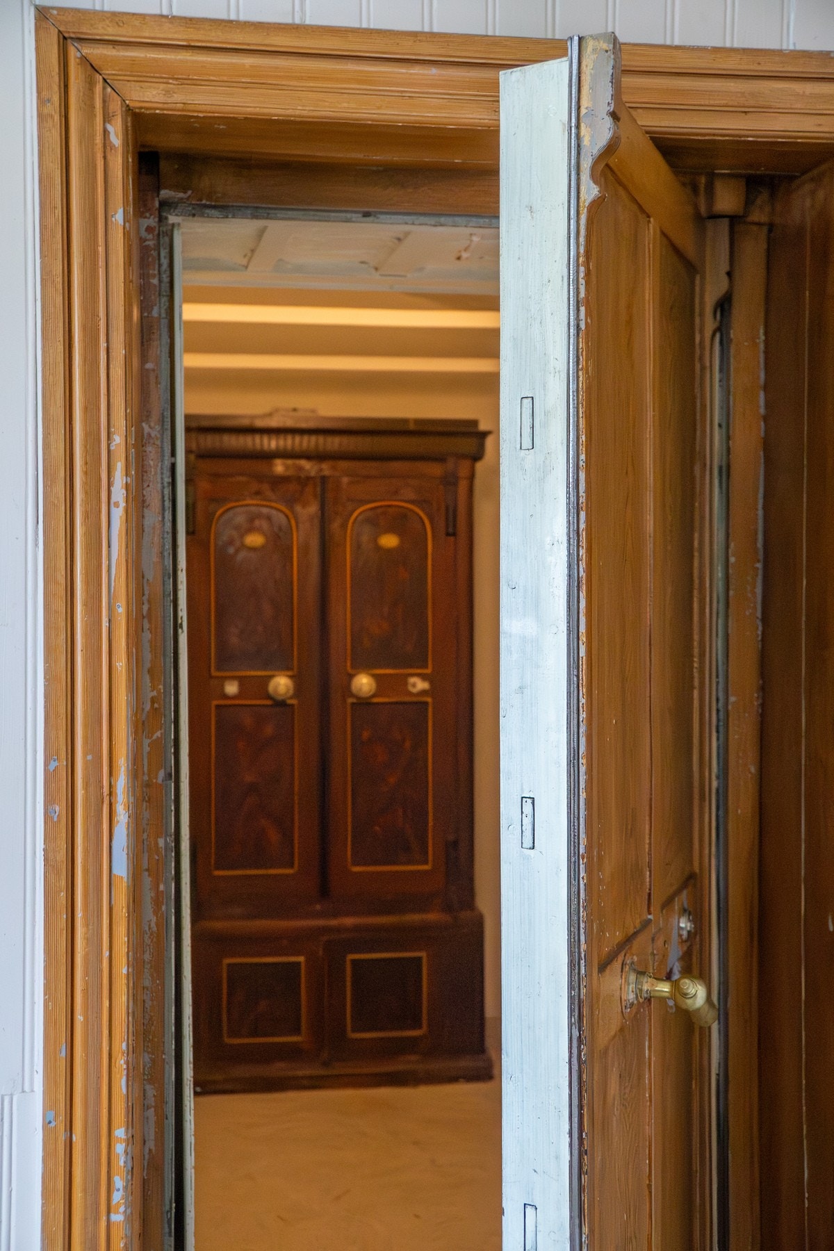 Originalt bankhvelv fra husets tid som bank, med solid pengeskap og karakteristisk buet tak - et unikt historisk innslag som forteller sin egen historie. Galleribilde