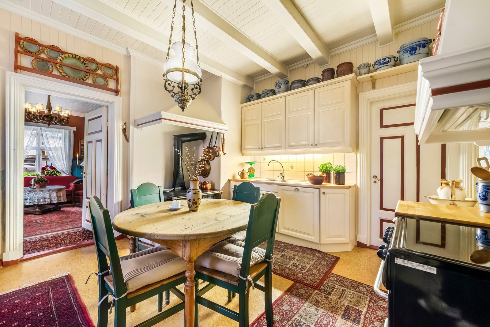 Koselig kjøkken med vedovn og original innredning fra 1912 - et autentisk og sjarmerende rom med tidløs karakter. Galleribilde