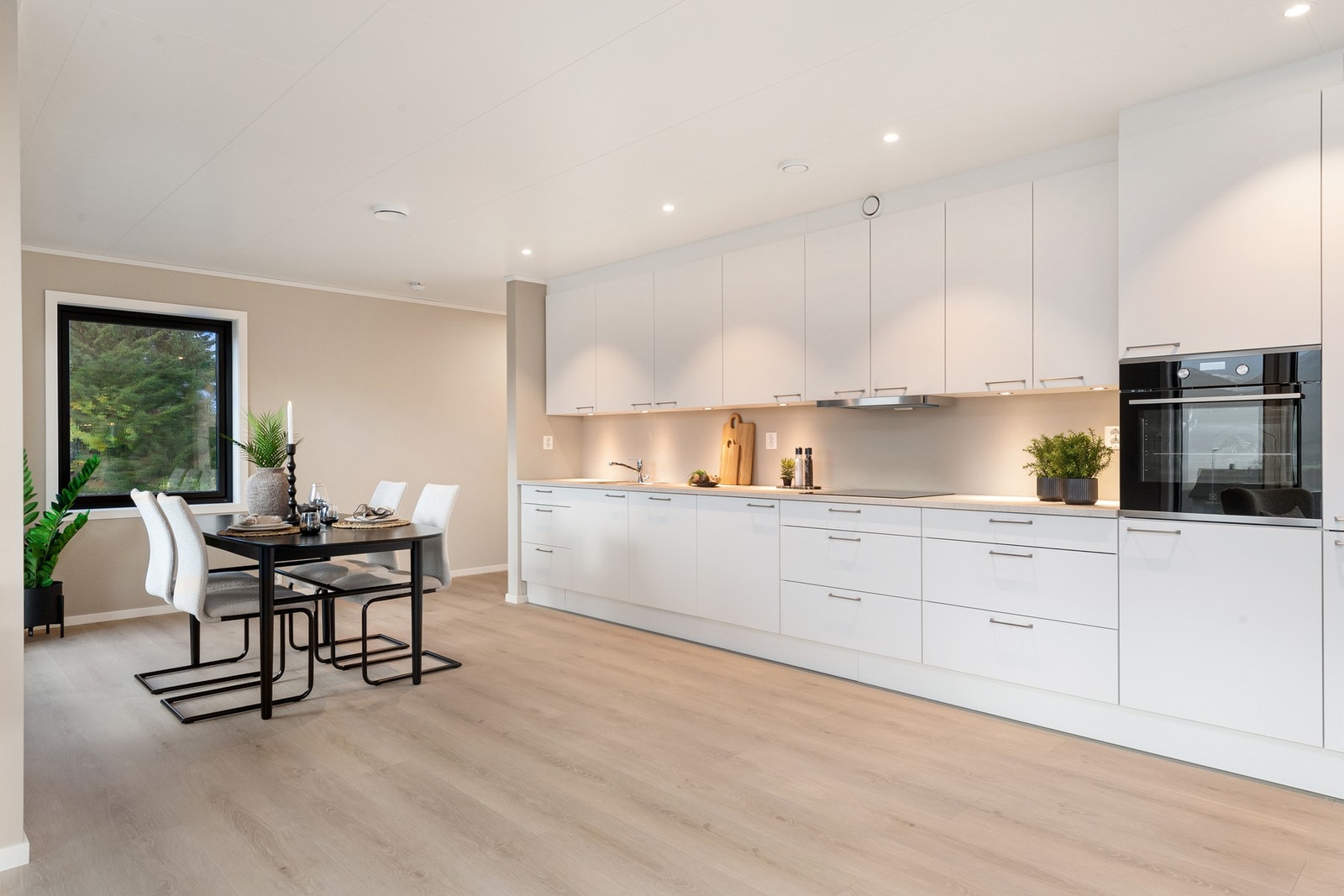 Nytt kjøkken fra JKE med integrerte hvitevarer Galleribilde