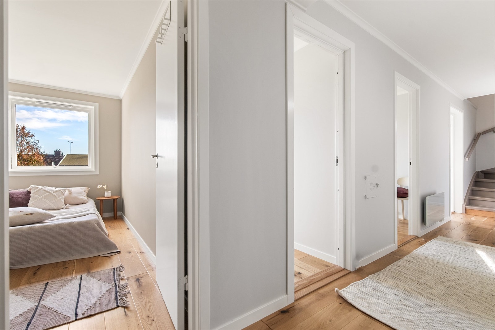 Fra hallen i underetasjen er det adkomst til alle rom Galleribilde