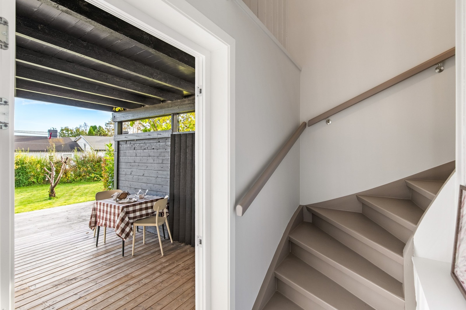Adkomst fra denne etasjen rett ut til terrasse og hageområde Galleribilde