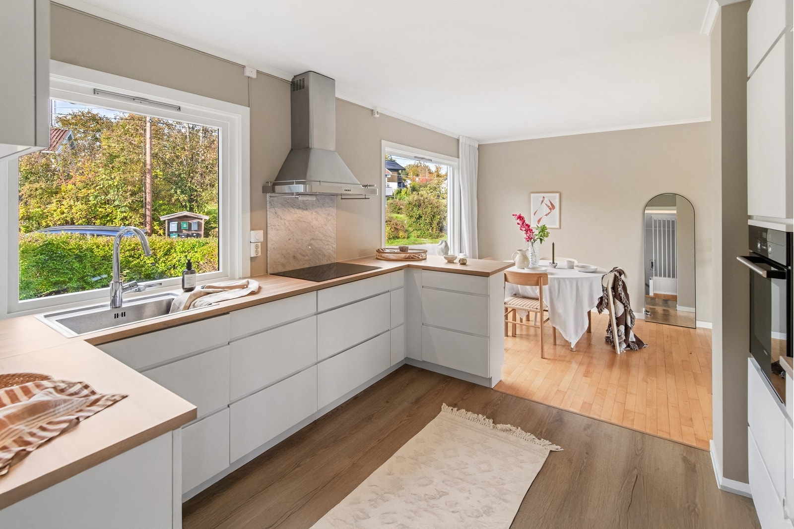 Et godt og romslig kjøkken som ligger i delvis åpen løsning mot stueområdet Galleribilde