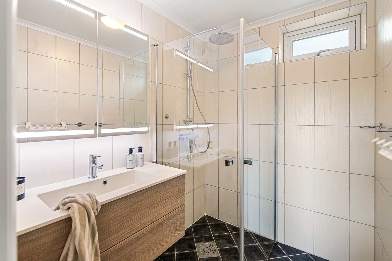 Flislagt og tidløst bad med dusjnisje og servant i innredning Galleribilde