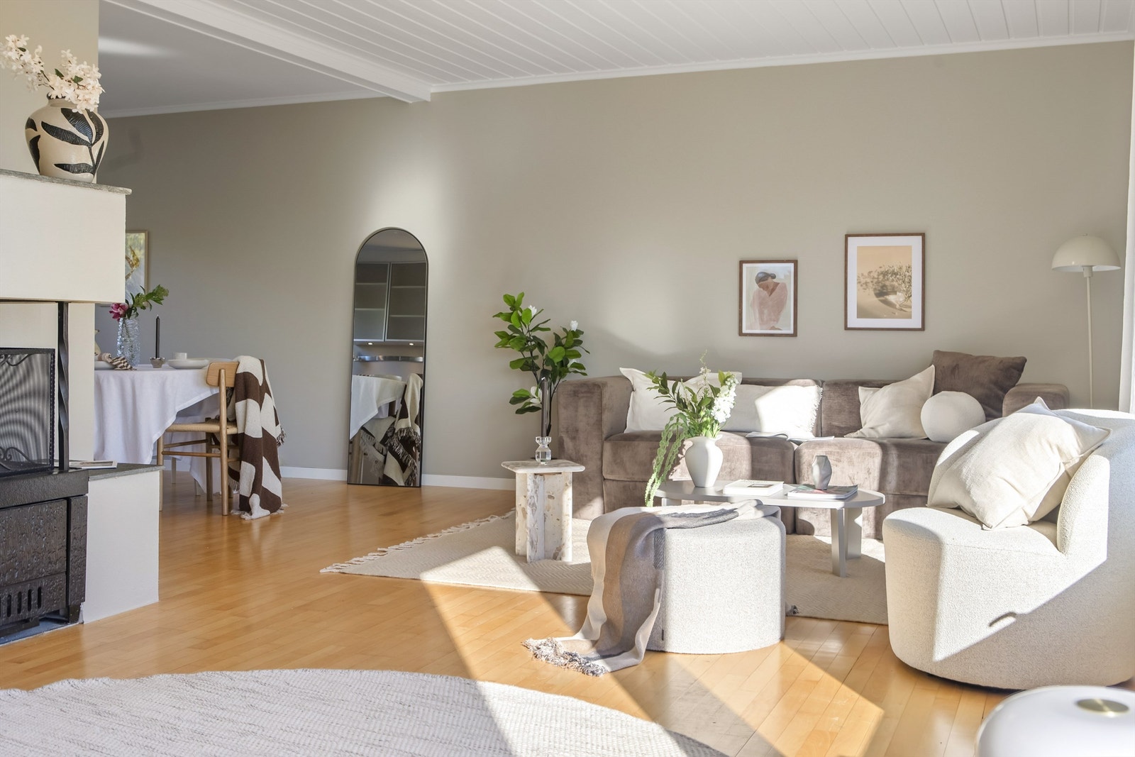 Stuen har en god og luftig planløsning som gjør det enkelt å mø
blere inn i flere soner Galleribilde