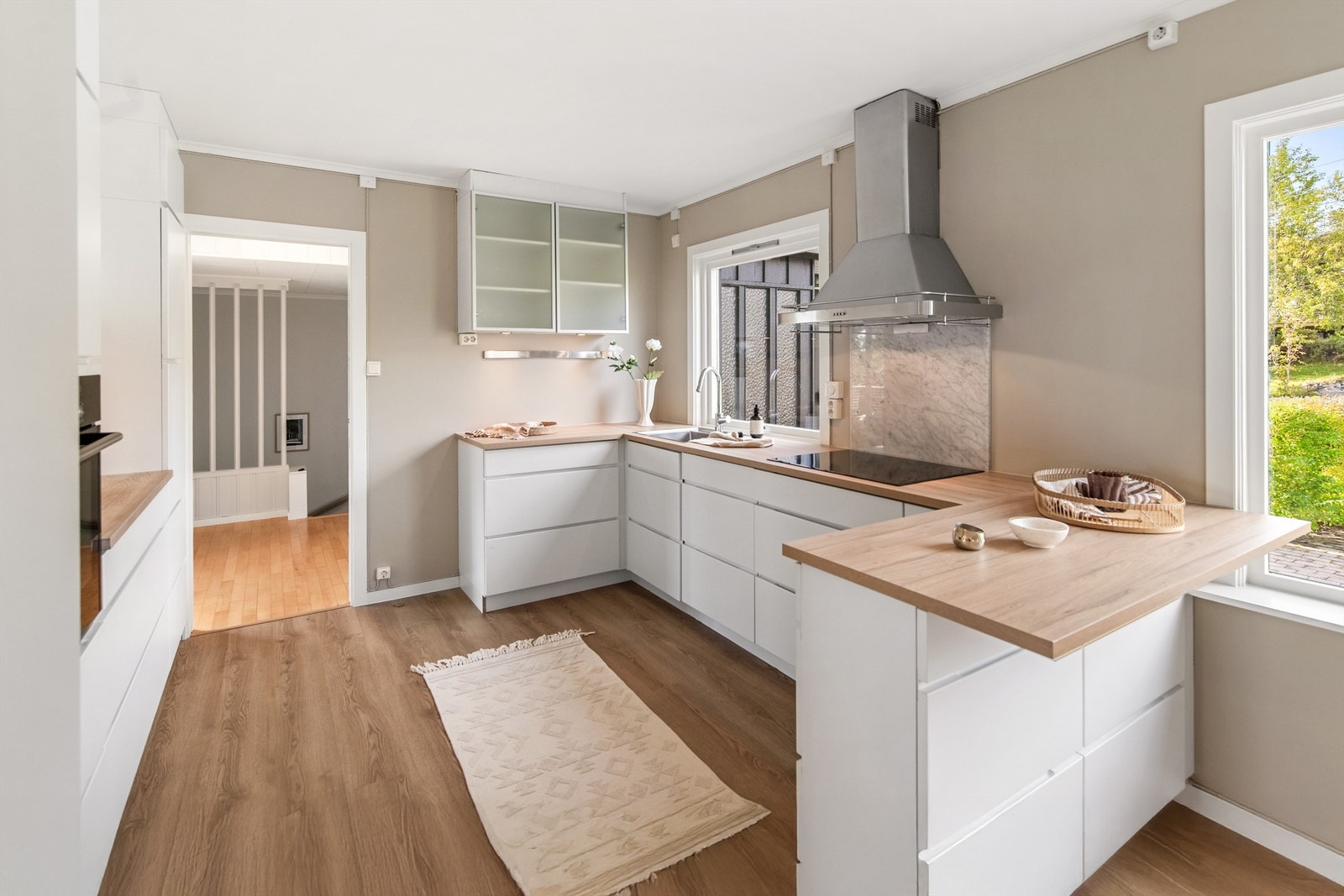 Her har du godt med både skap og benkplass Galleribilde