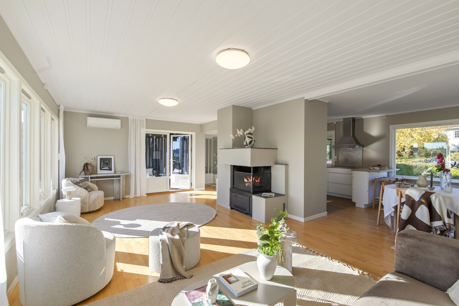 Videre inn til en stor og luftig stue med gode møbleringsmuligheter Galleribilde