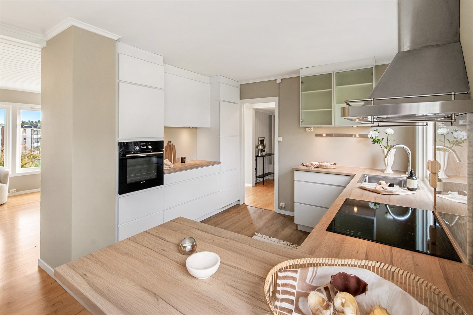 Boligen har et lekkert kjøkken i lys utførelse med slette fronter Galleribilde