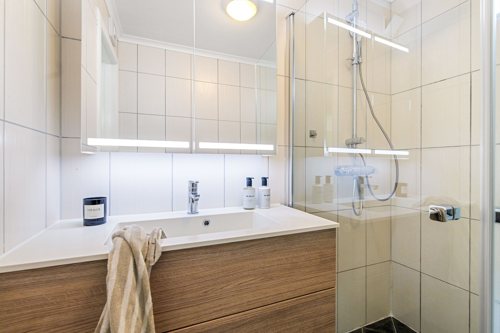 Lekker servant i innredning med gode oppbevaringsplass i skuff eller overskap i speil Galleribilde