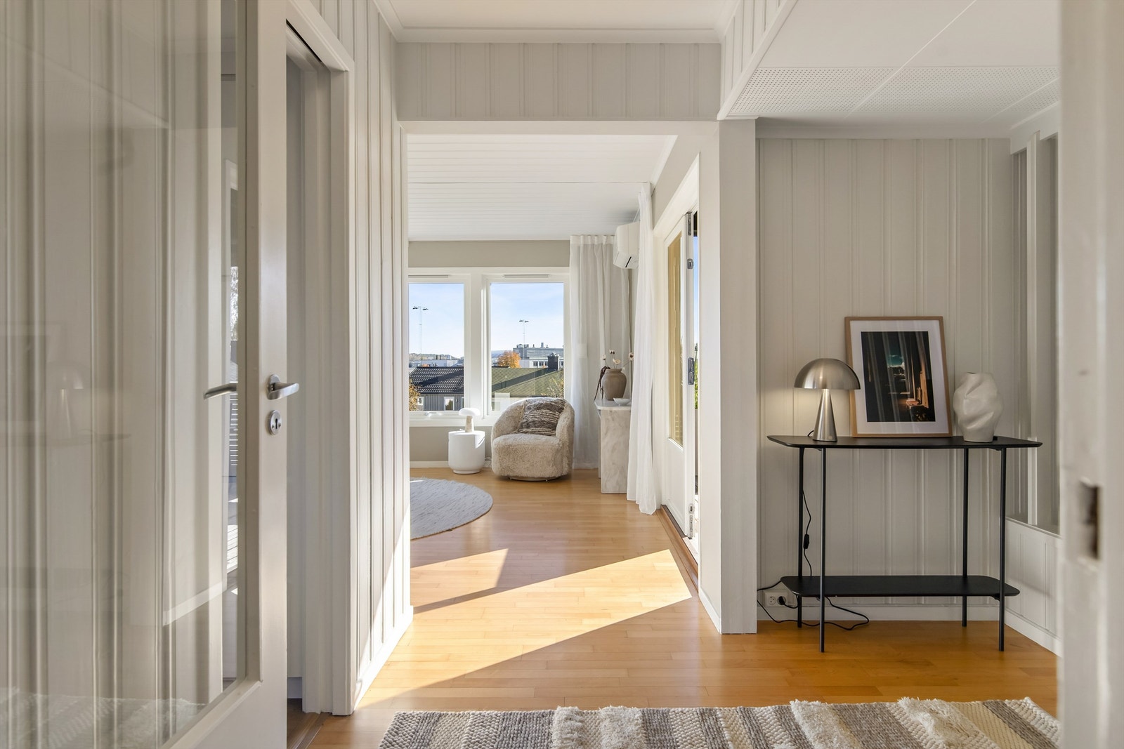 Videre inn til hallen som gir et godt førsteinntrykk i etasjen Galleribilde