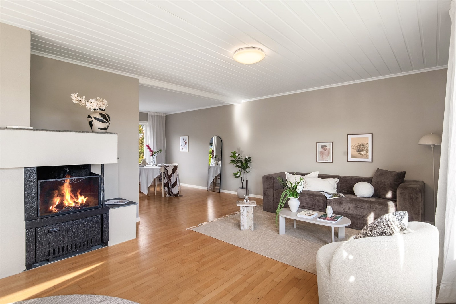 En deilig peisovn i stuen som gir godt med varme til de kommende høst og vinter dagene Galleribilde