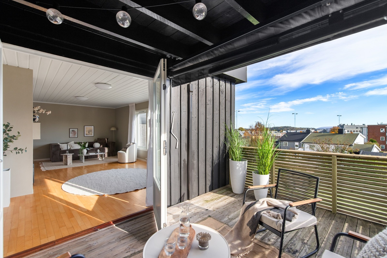 Balkongen er romslig med plass til stor sittegruppe Galleribilde