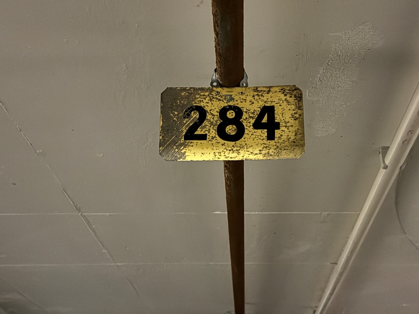 Garasjeplassen er merket nr 284 og er ca. 15 kvm. Garasjeplassen er 6m lang og 2,5m bred. Maks høyde i anlegget er 1.90 m. Galleribilde