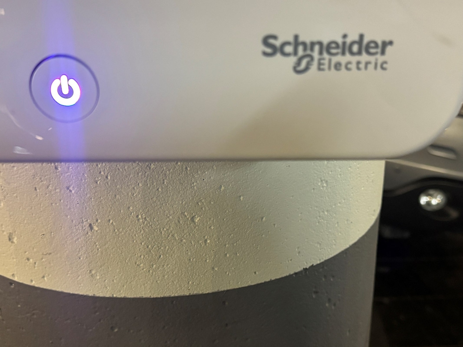 Ladeboks fra Schneider Electric er montert. Galleribilde