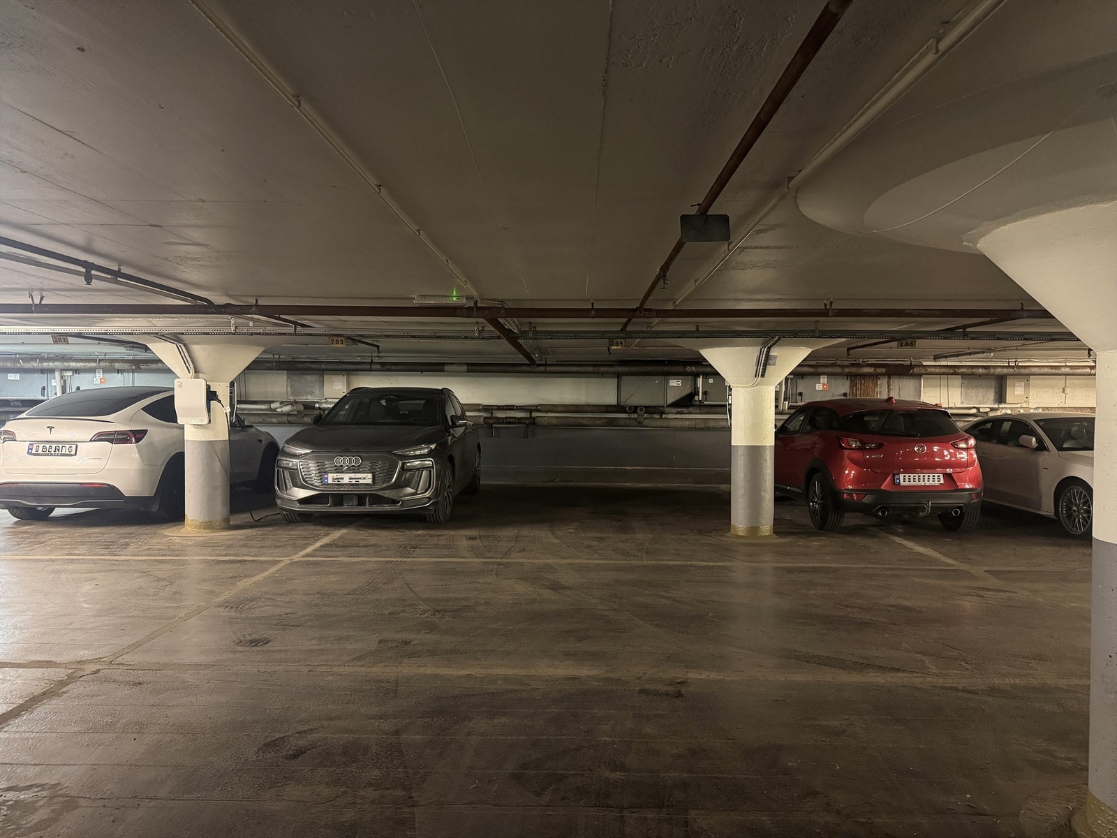 Garasjeplassen har god intern beliggenhet i lukket og temperert anlegg. Inngangsport og dører åpnes via en app (Parqio), som styres via mobiltelefon. Galleribilde