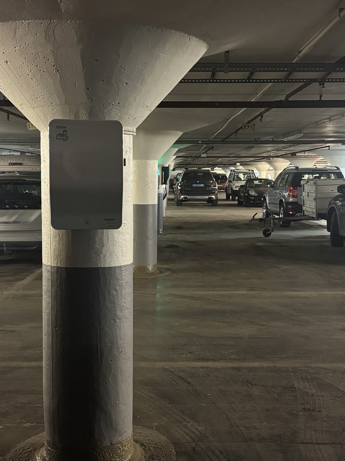 Anlegget er utstyrt med kameraovervåkning. Garasjeplassen er utstyrt med ladeboks for el-bil. Galleribilde