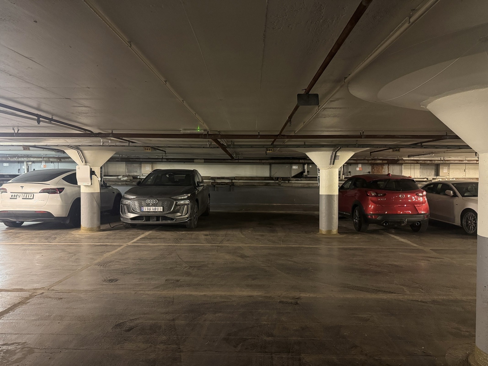 God intern beliggenhet i nedre plan, i renovert garasjeanlegg med romslige parkeringsplasser. Galleribilde