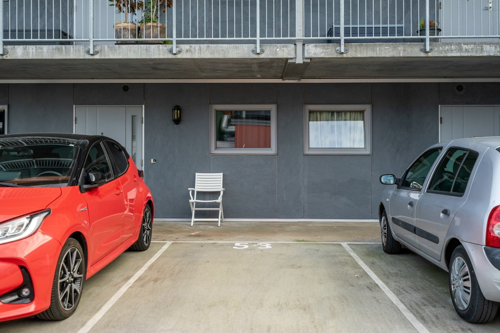 Det er parkering på sameiets tomt Galleribilde