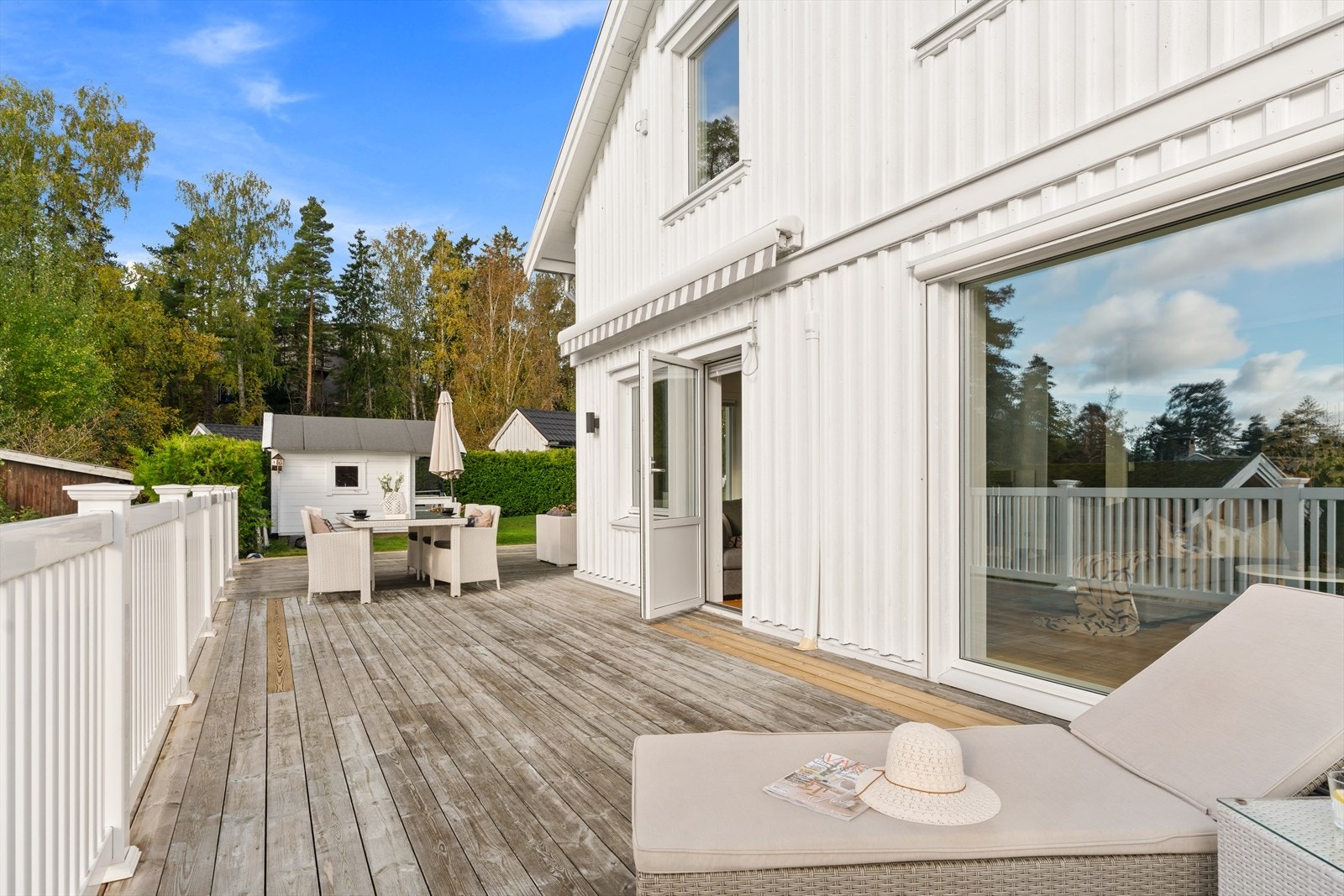 Romslig terrasse med plass til flere utemøbler. Galleribilde