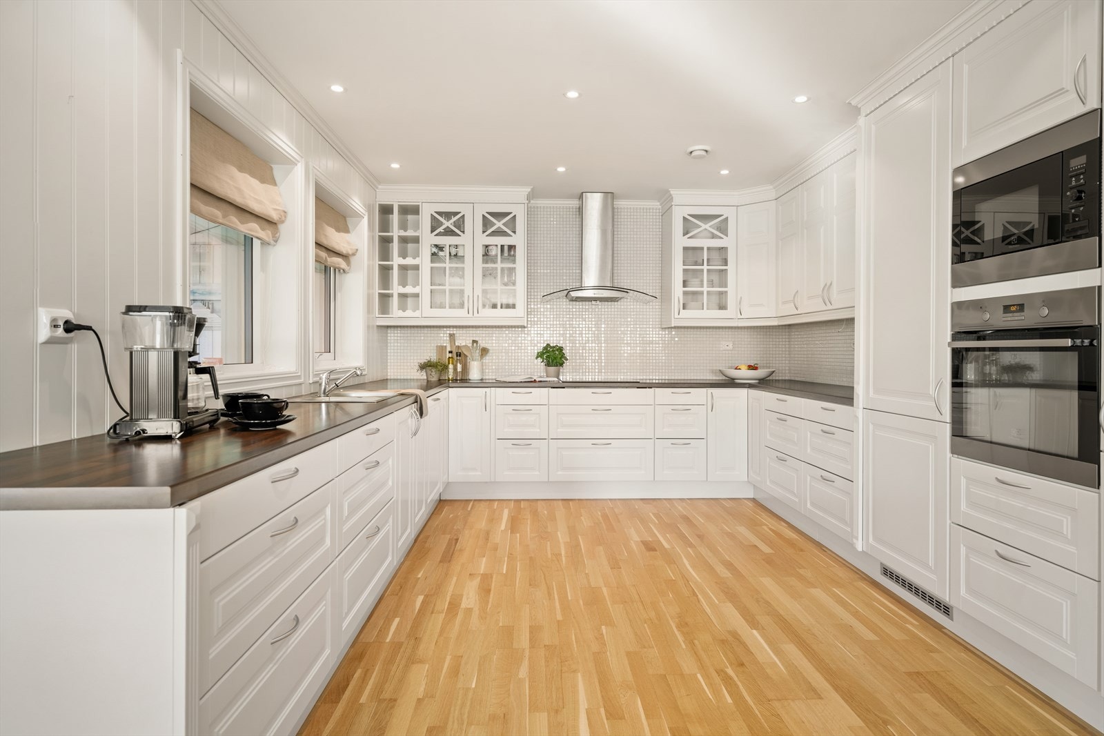 Stort romslig og luftig kjøkken består av skap-/skuffer for oppbevaring, godt med benkeplass og integrerte hvitevarer. Galleribilde