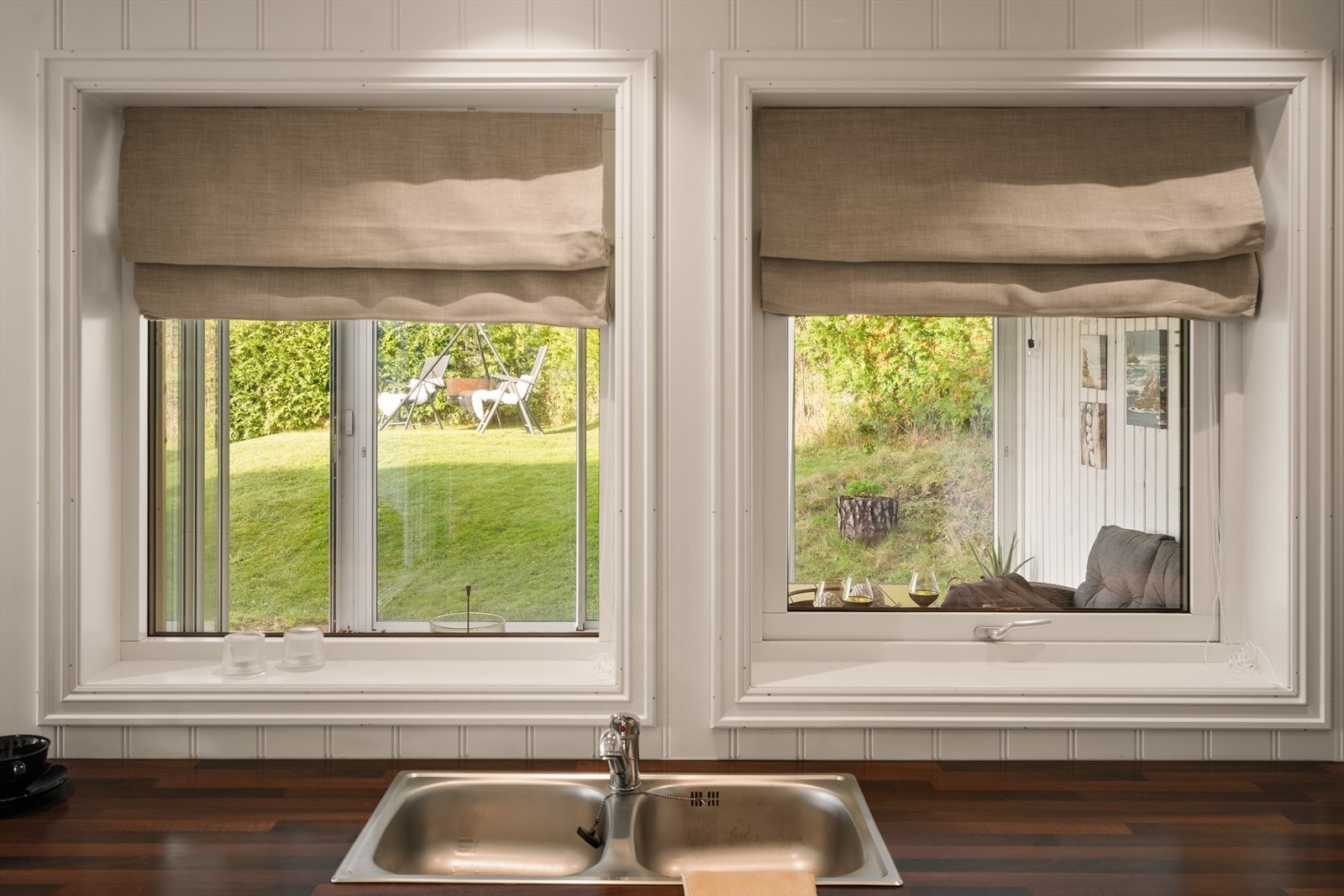 Flere vindusflater slipper godt med naturlig lys inn i rommet. Galleribilde