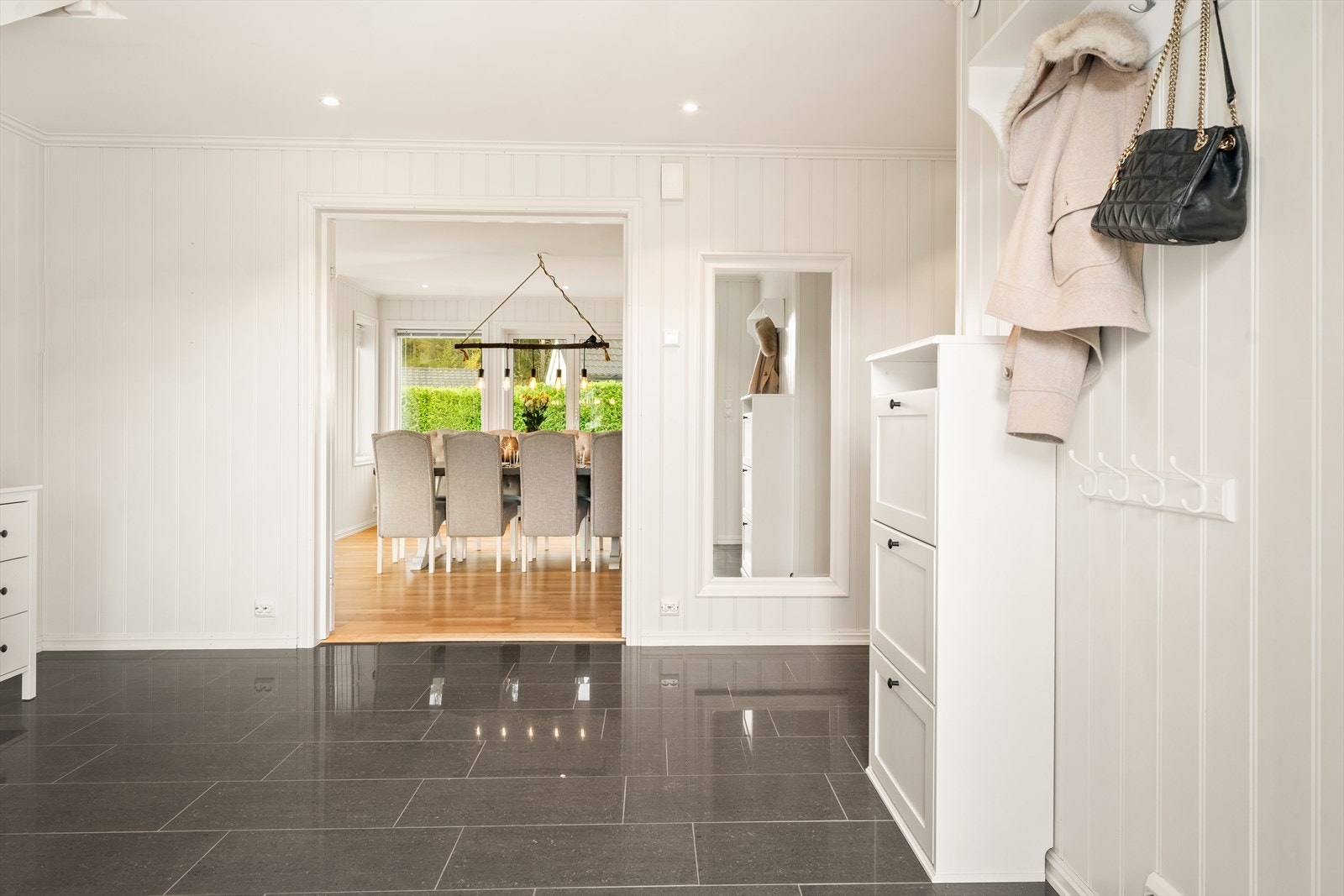 Entre med mulighet for å henge av seg yttertøy. Galleribilde