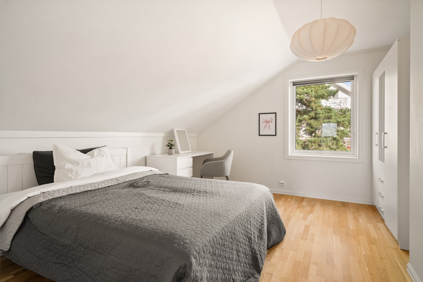 Soverom (2) har plass til dobbeltseng med nattbord. Galleribilde